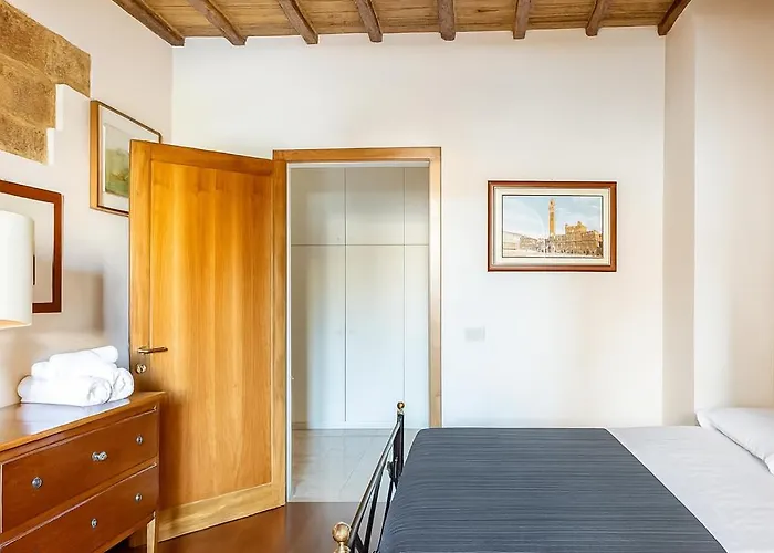 The Balcony - Piazza Del Campo Сиена